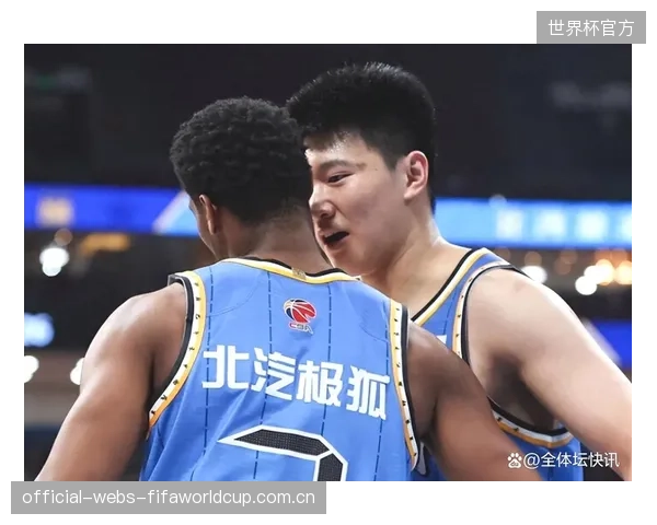 周琦季后赛表现高效未能救主,北京队侧翼火力支援不足。 周琦季后赛表现高效未能救主,北京队侧翼火力支援不足。
